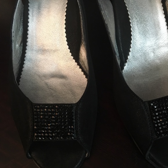 Glamorous Taryn Rose Slingbacks - Picture 2 of 8